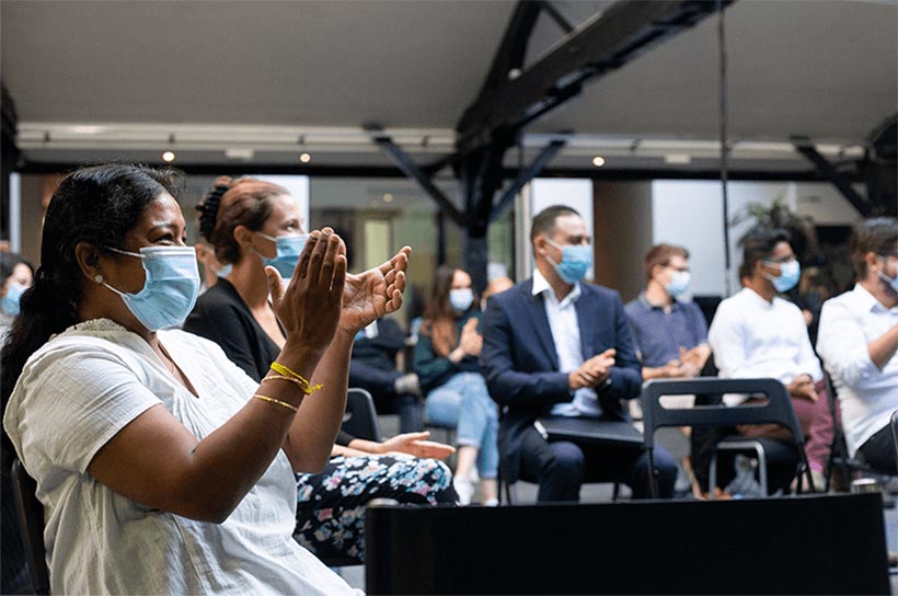 des collaborateurs applaudissent au cours d’une réunion