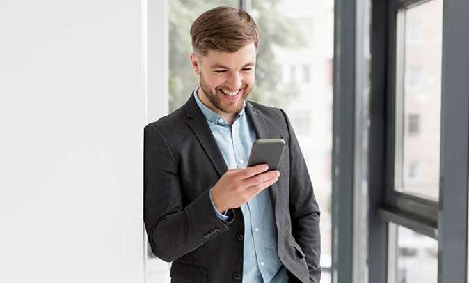 homme sur son téléphone