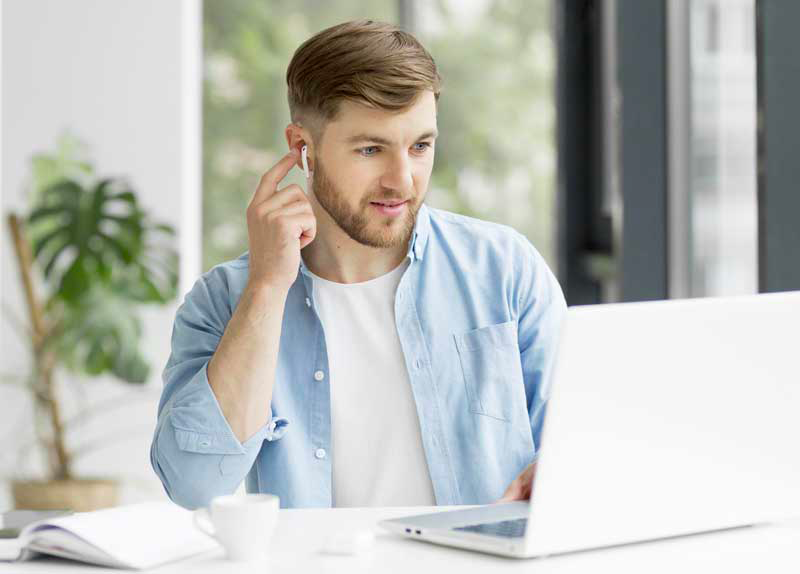 homme avec chemise simple visioconférence